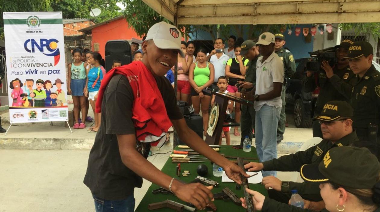 La entrega de armas se realizó en la mañana de hoy.