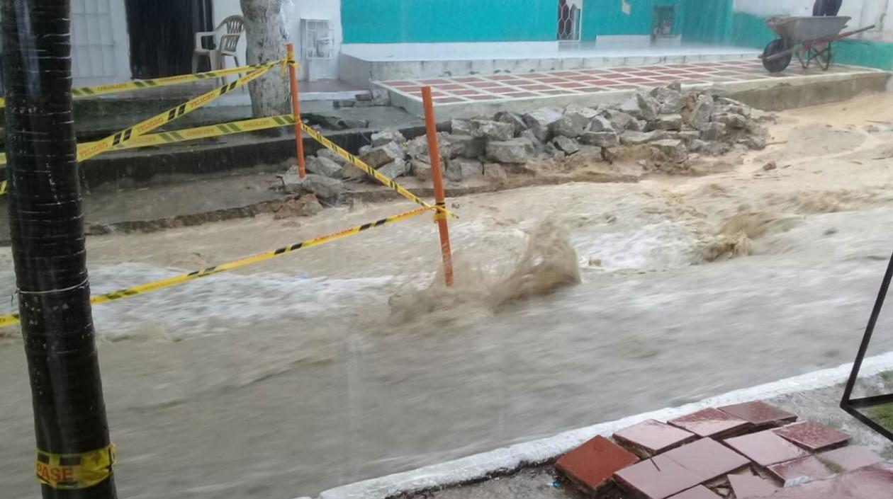 Fuerte lluvia, se siguió socavando el hueco