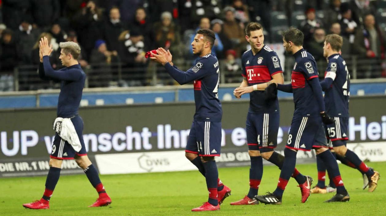 Jugadores del Bayern Múnich celebran el triunfo y el campeón de invierno. 