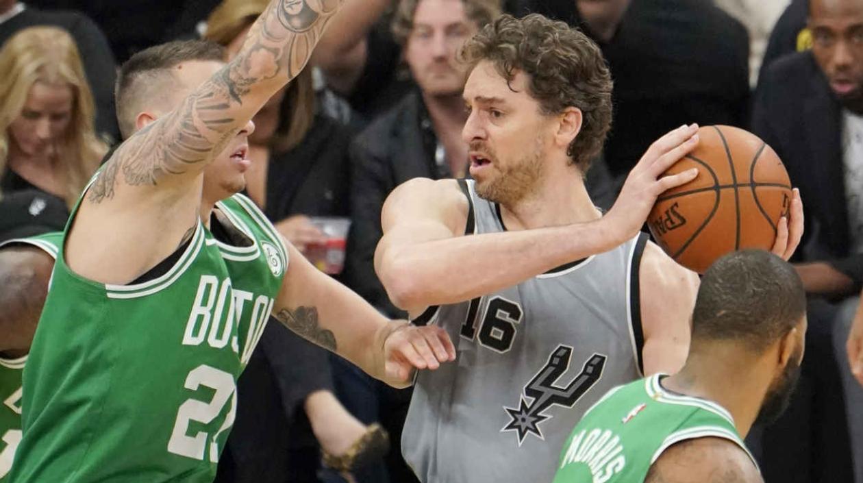 El jugador de los San Antonio Spurs Pau Gasol en acción ante Daniel Theis.