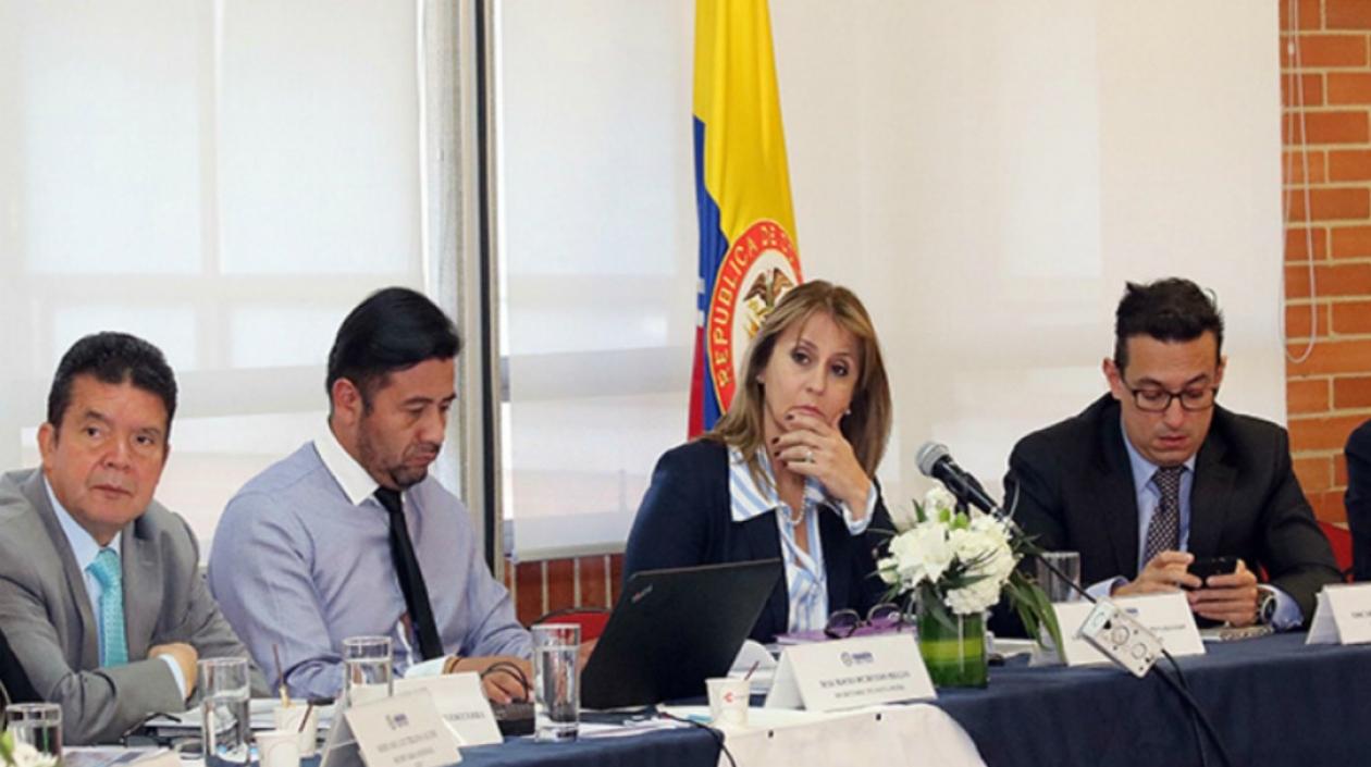 La Ministra de Trabajo en una reunión de concertación salarial.