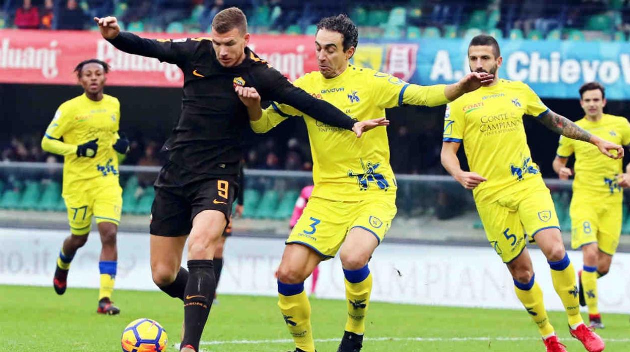 Edin Dzeko protege la pelota de la marca de un rival. 
