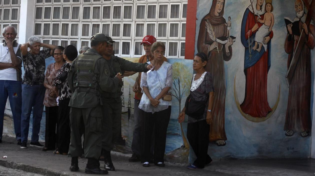  Un grupo de personas hace fila para participar en las elecciones municipales 