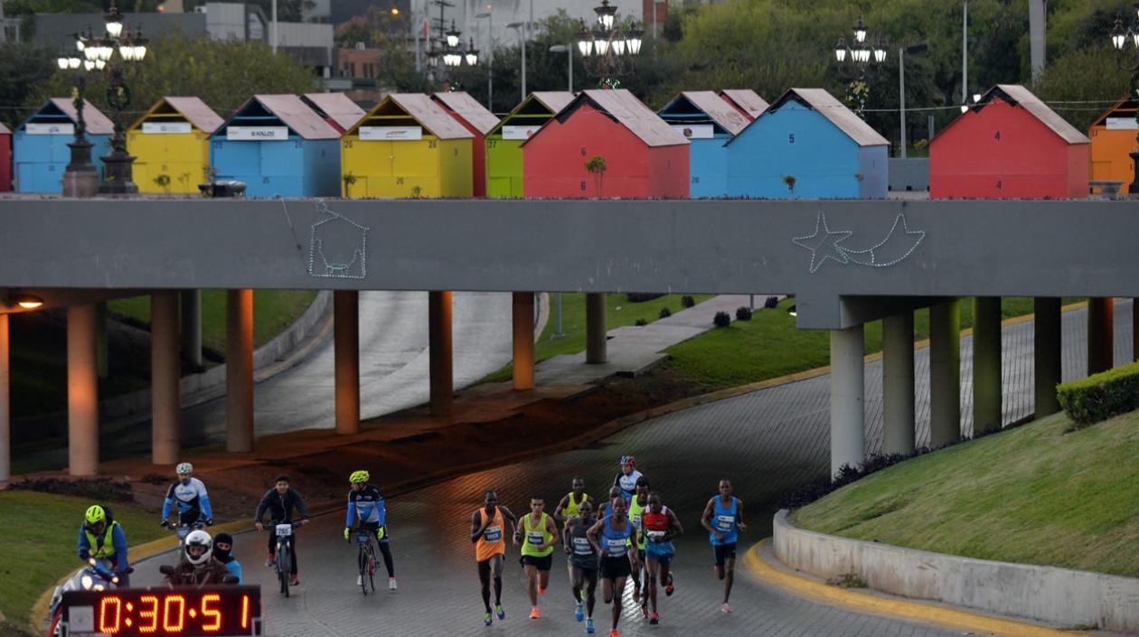 Participantes del Maratón de Monterrey 2017 pasan por la Macro Plaza, de la ciudad de Monterrey