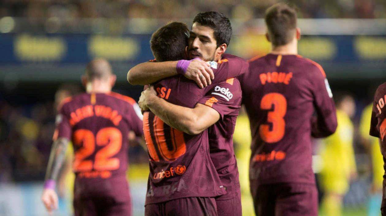 Lionel Messi festeja un gol con Luis Suarez. 