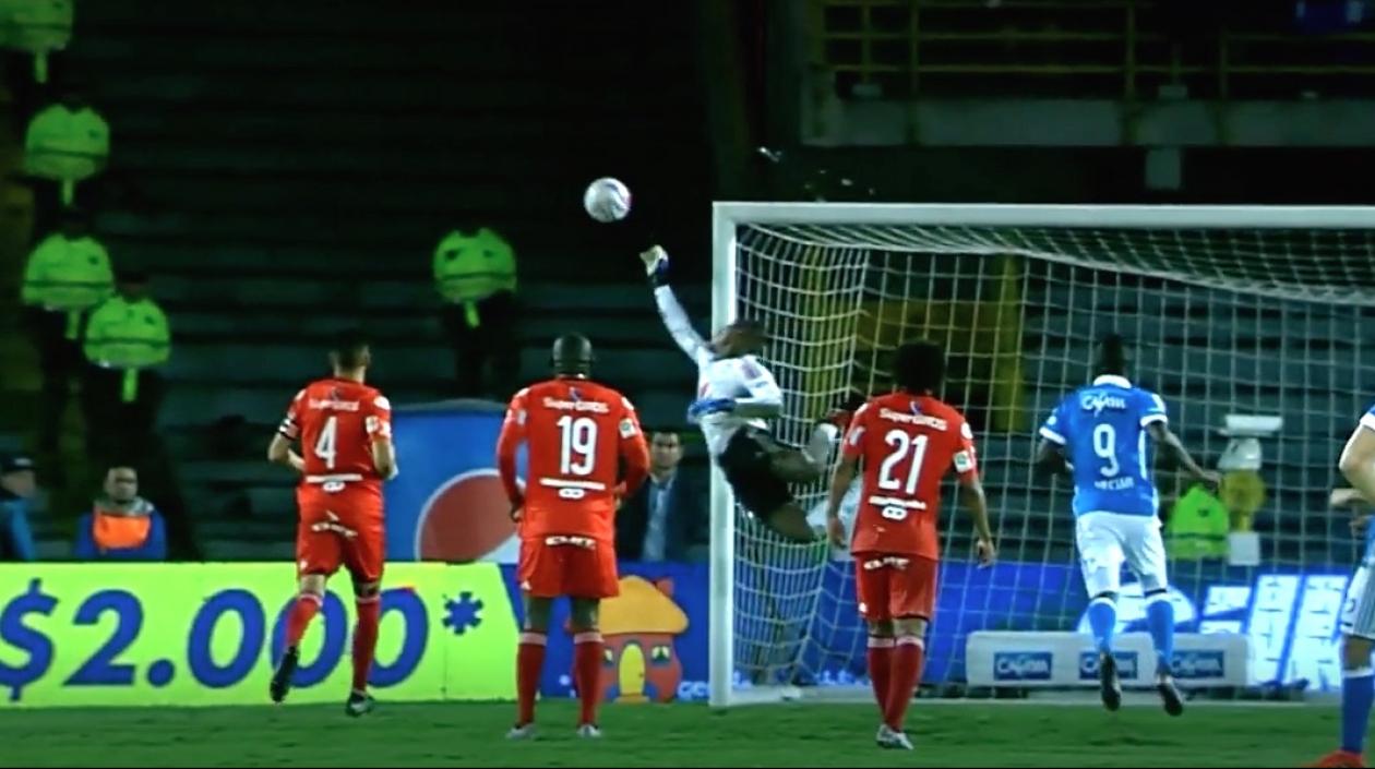 Espectacular atajada del arquero americano Carlos Bejarano ante remate de Andrés Cadavid.