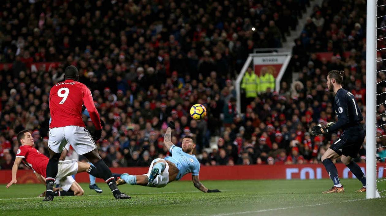 Nicolás Otamendi anota el gol del triunfo. 