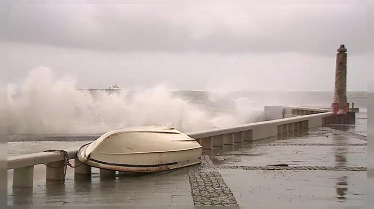 El fuerte temporal causó interrupciones eléctricas y cortó varias carreteras, ya reabiertas en su totalidad.