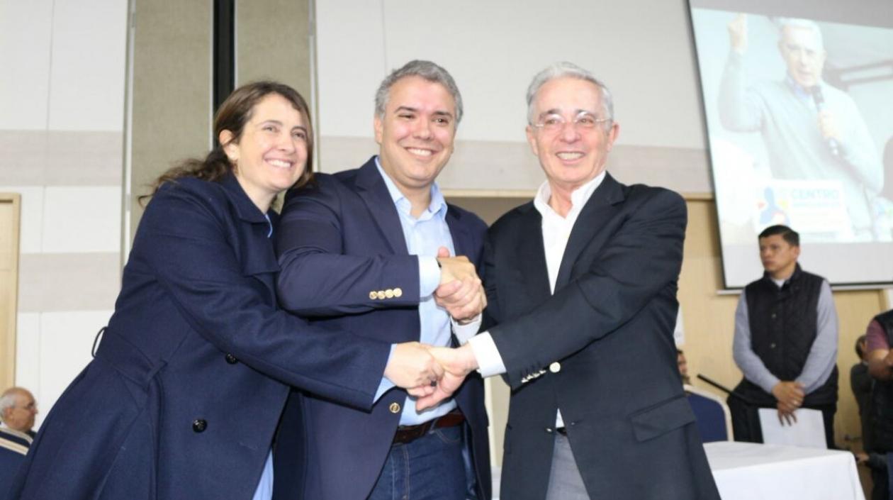 El expresidente Uribe se levantó de la silla al escuchar el nombre.