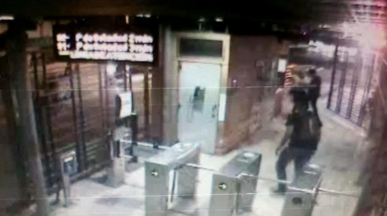 Momento en el que delincuentes asaltan la estación.