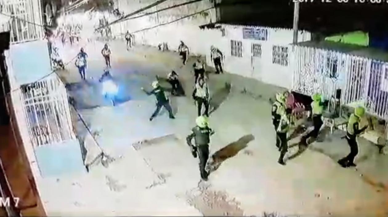 Momento en el que la Policía lanza piedras a la casa de la familia. 