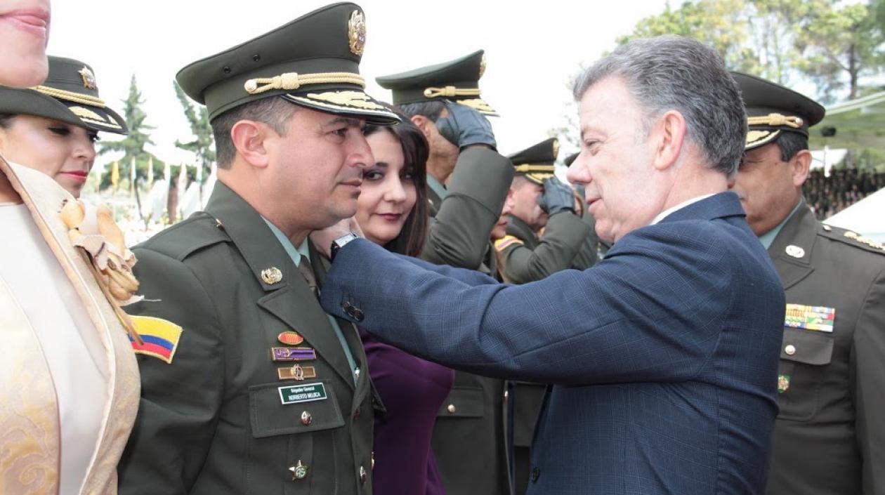 El Presidente Juan Manuel Santos imponiendo la insignia al nuevo BG Norberto Mujica Jaime.