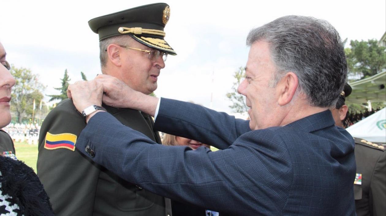El Presidente Juan Manuel Santos, imponiendo la insignia al nuevo BG Silverio Suárez Hernández.
