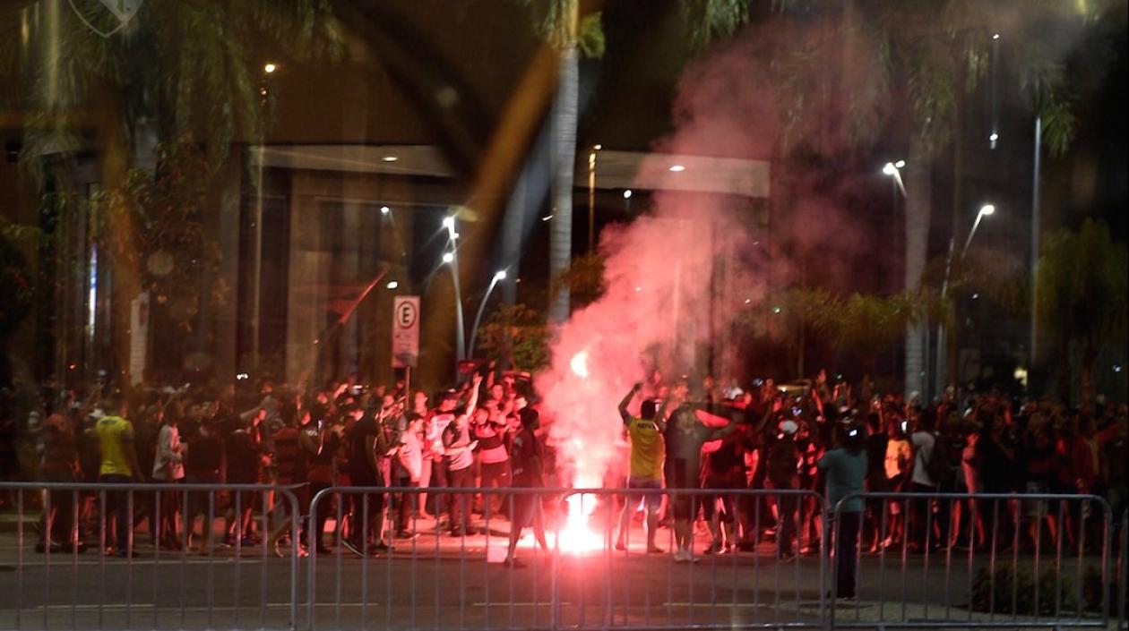 Hinchas del Flamengo frente al lugar donde se hospeda la delegación de Independiente.