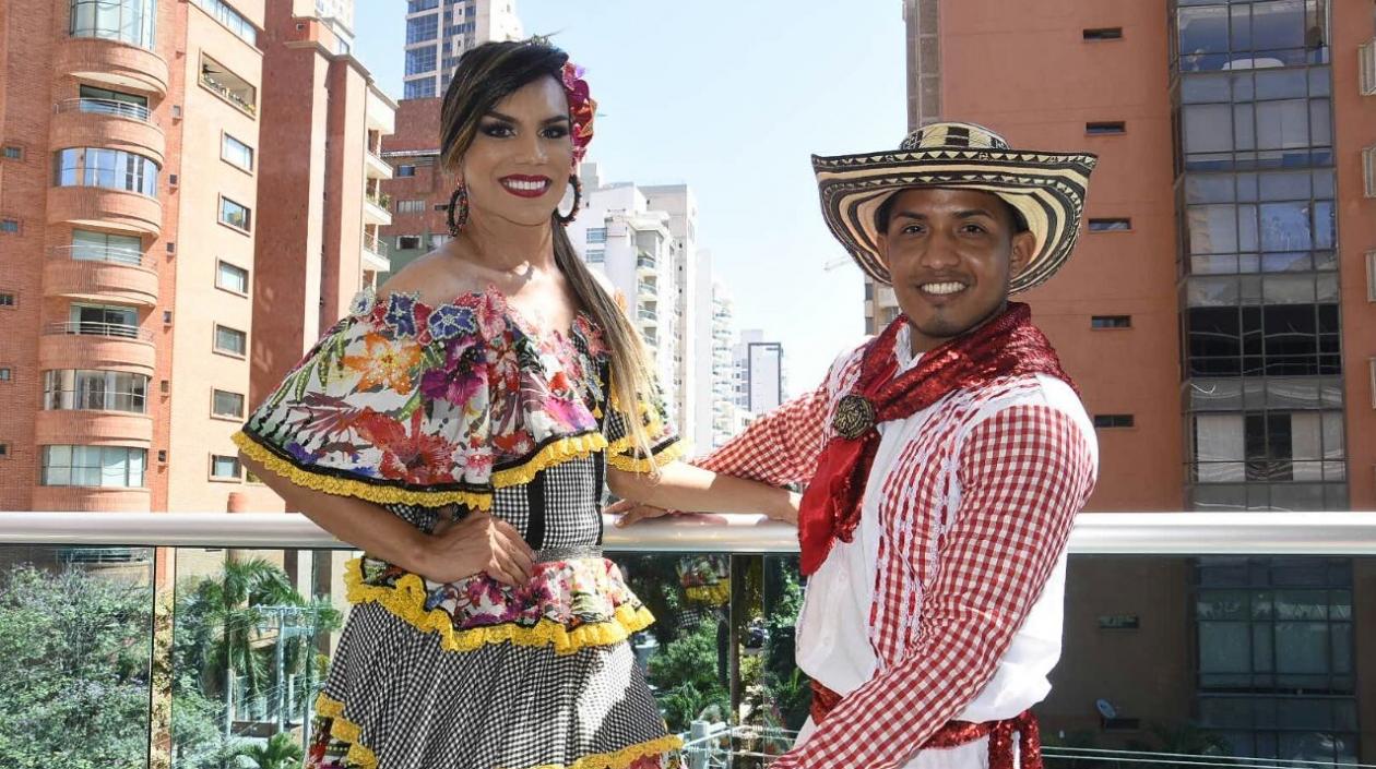 Ivanoska Arenas, reina del Carnaval Gay del Atlántico 2018 y Jorge Pertuz, rey Momo Gay del año pasado.