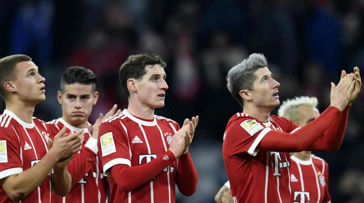 Jugadores del Bayern aplauden a los hinchas. 