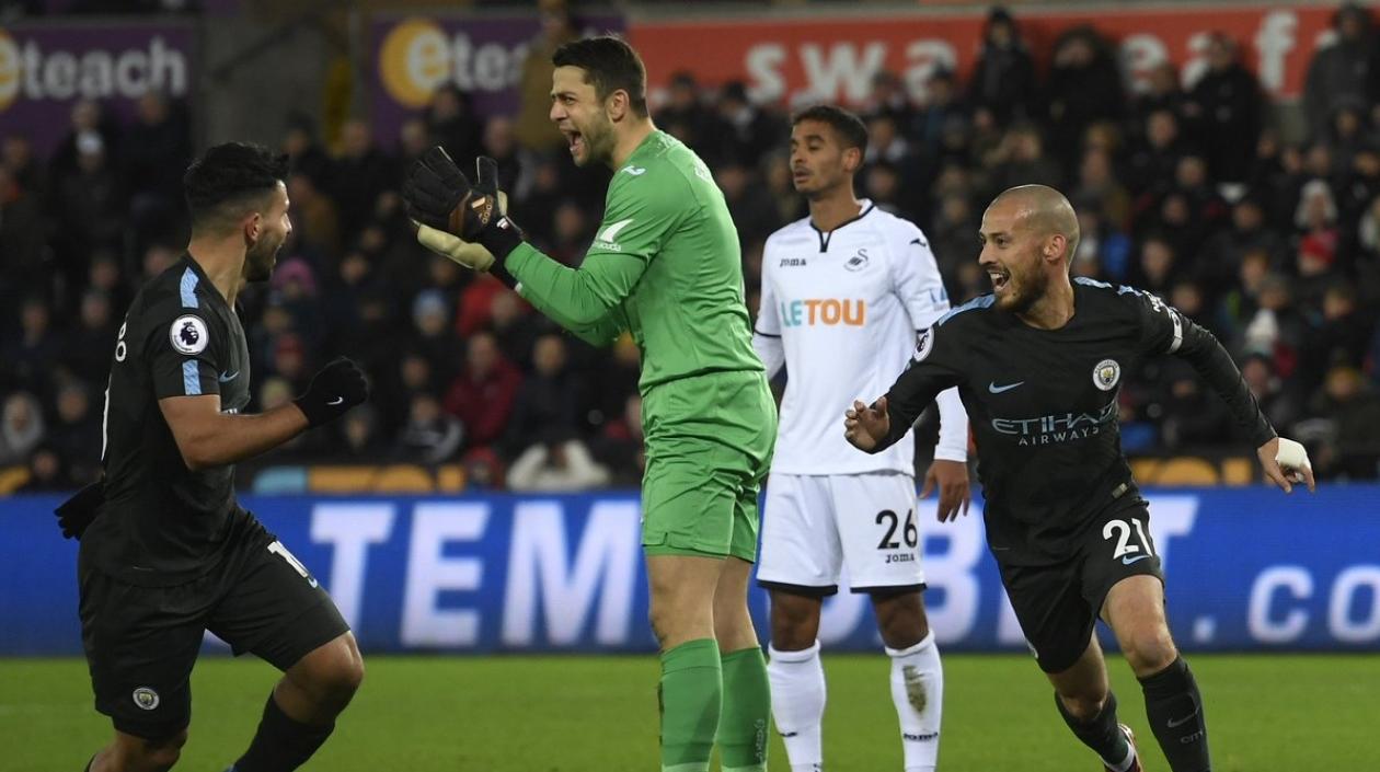 Jugadores del City celebran una anotación. 