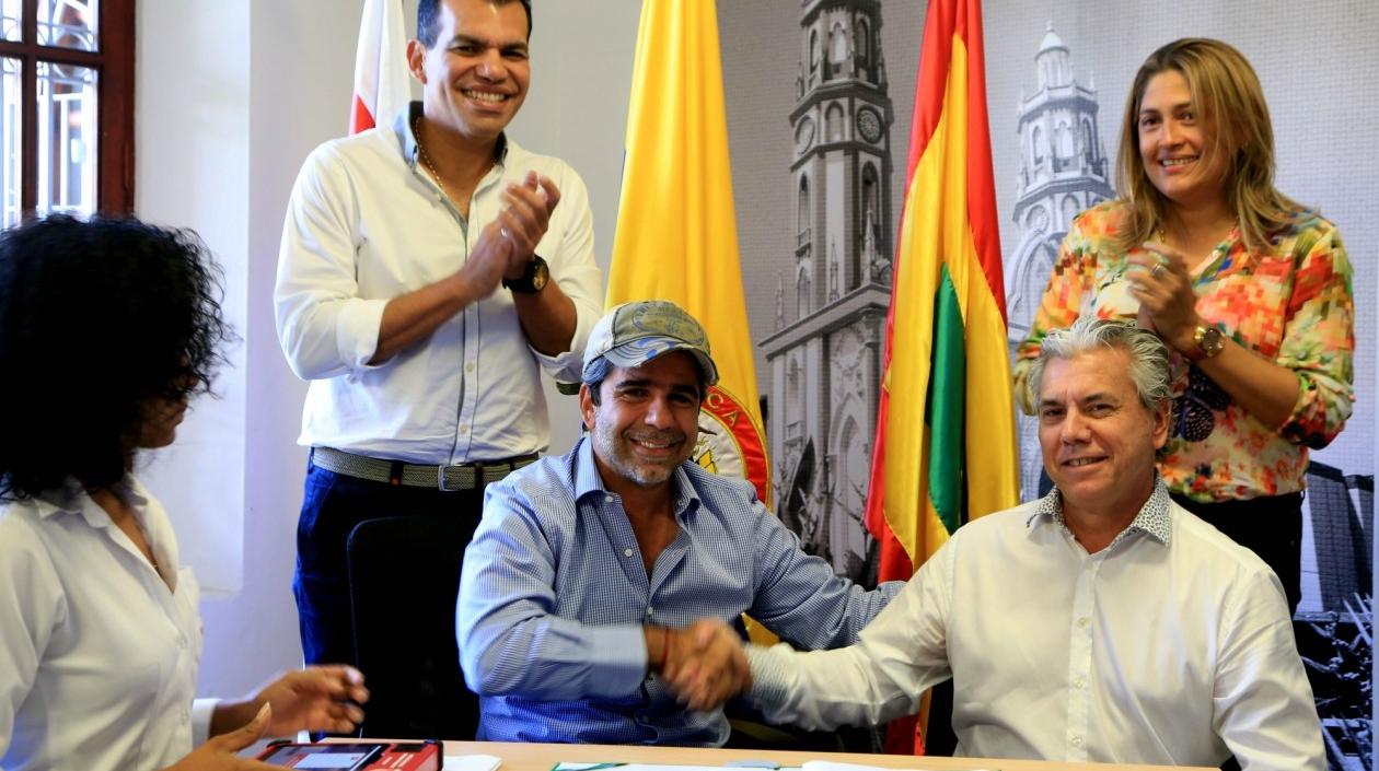 El alcalde Alejandro Char y René Pérez después de constituir MiRed IPS.