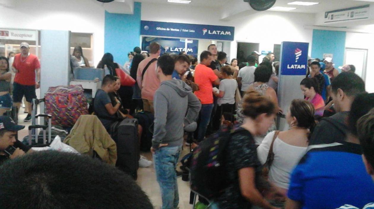 Desde el domingo los pasajeros se encuentran en el aeropuerto.