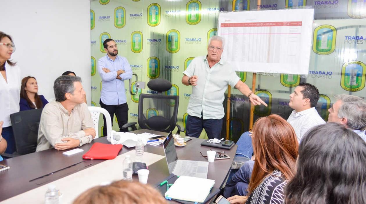 El alcalde de Soledad, Joao Herrera, con el equipo que prepara el Plan de Ordenamiento Territorial, POT.