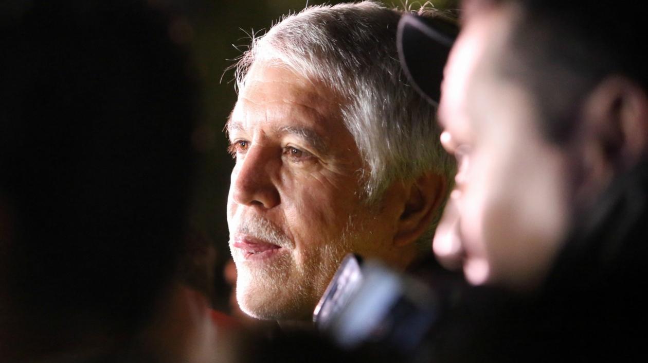 El fallo que ordena a la alcaldía de Bogotá usar un lenguaje incluyente desata un debate. En la foto, el alcalde Enrique Peñalosa.