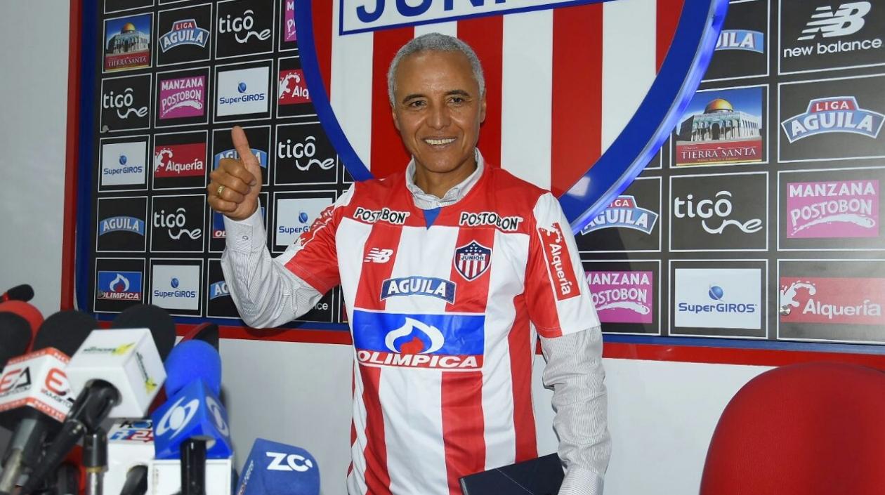 Alexis Mendoza después de firmar como nuevo técnico de Junior.