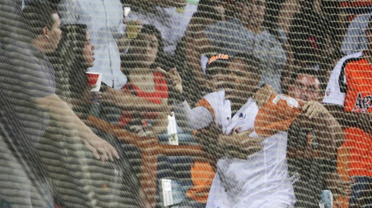 El pelotero colombiano Reynaldo Rodríguez se dejó provocar por el aficionado.