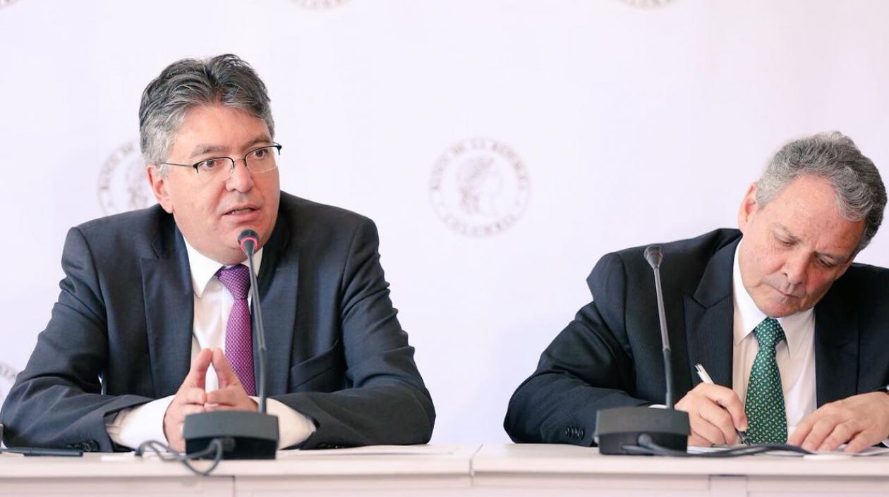 Mauricio Cárdenas, ministro de Hacienda, y el gerente del Emisor, Juan José Echavarria.
