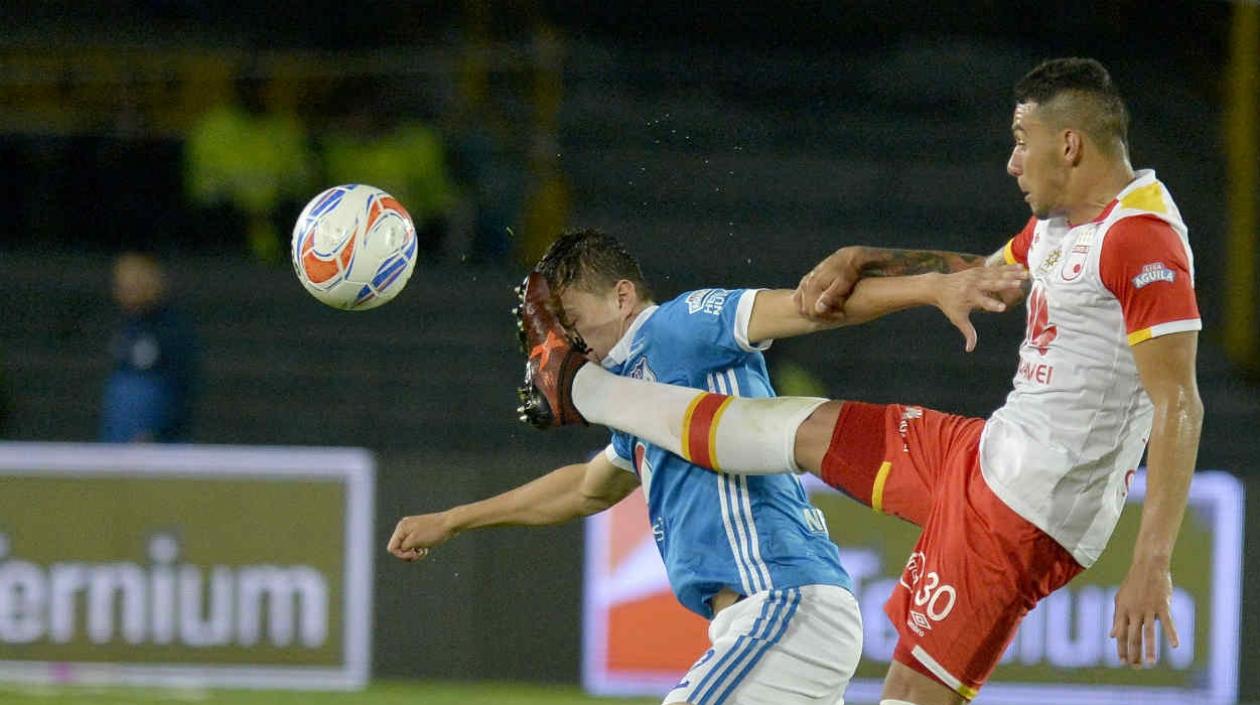 Acción del duelo entre Millonarios y Santa Fe. 