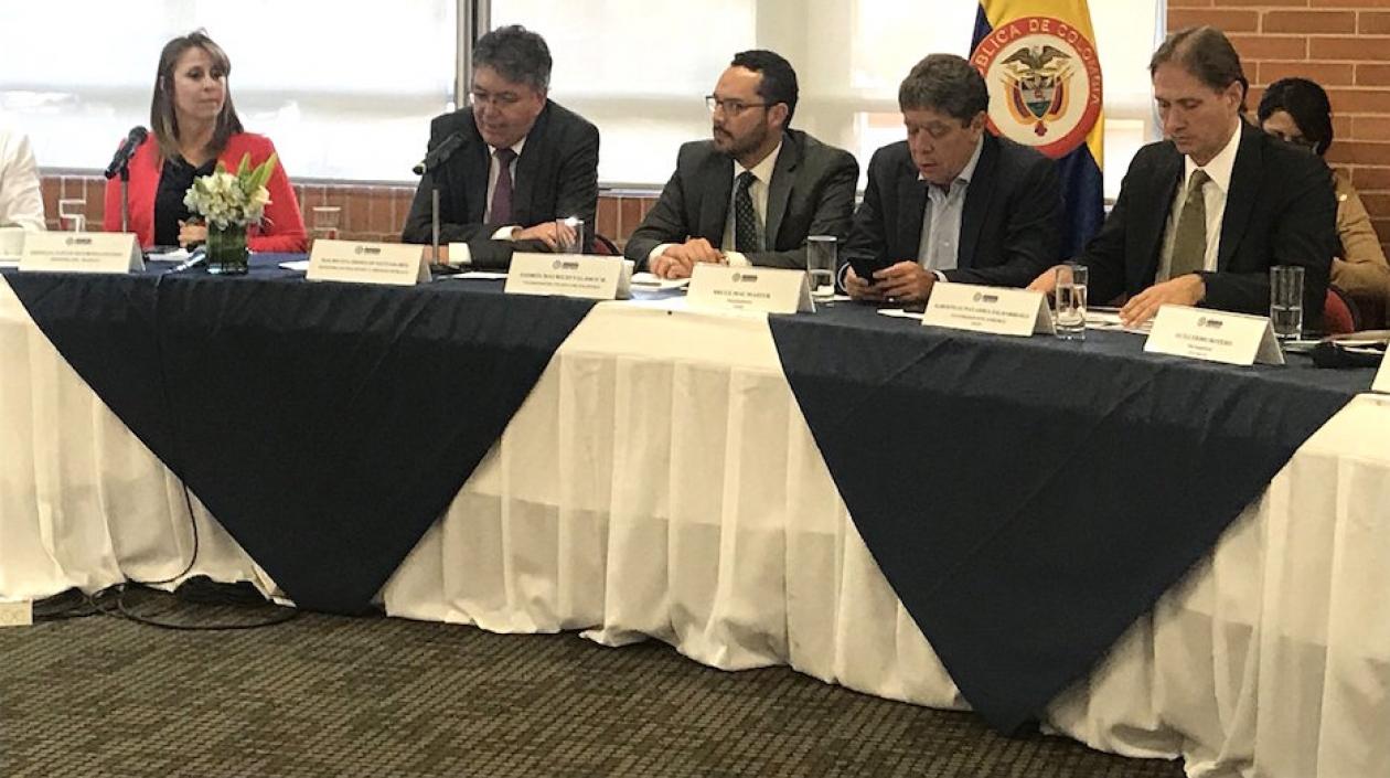 La Ministra de Trabajo Griselda Janeth Restrepo Gallego y el de Hacienda Mauricio Cárdenas, presidiendo la comisión.