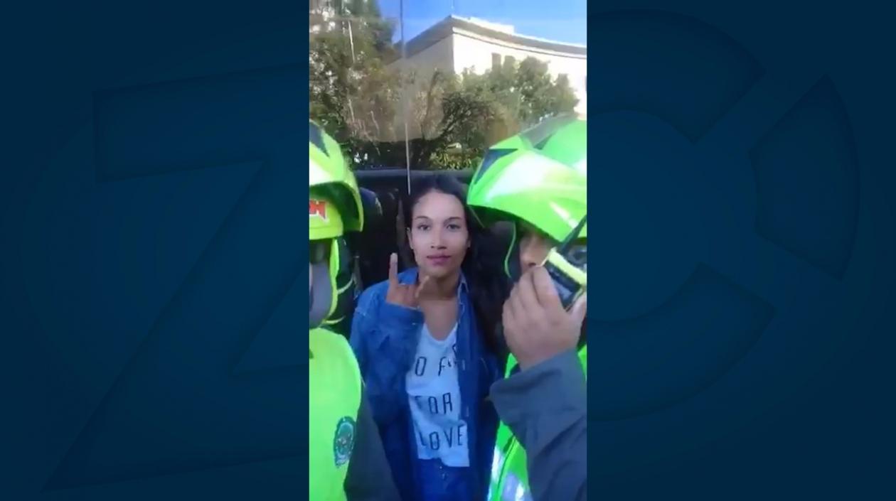 Momento en el que la mujer posa ante una grabación.