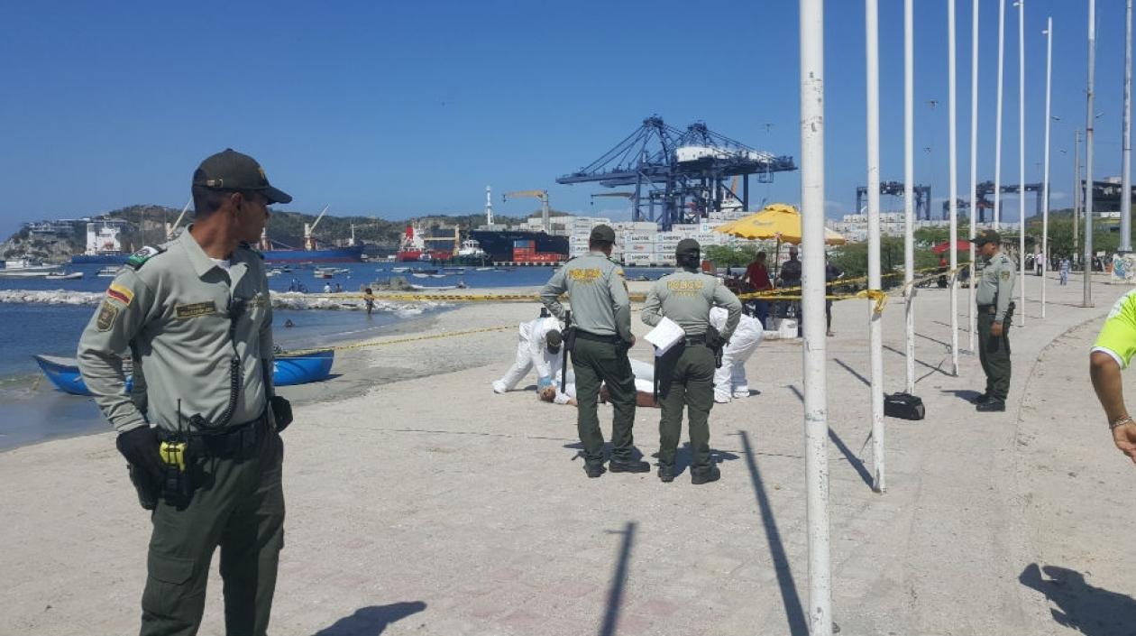 Levantamiento del cadáver del anciano que, al parecer, murió por inmersión.