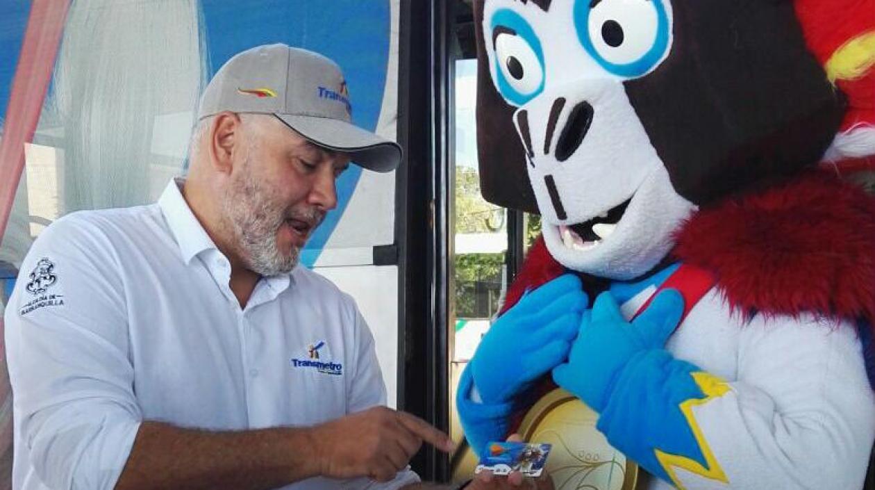 Ricardo Restrepo entrega la tarjeta a Baqui. 