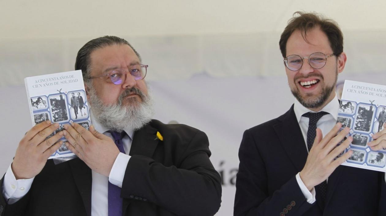 El escritor mexicano Jorge F. Hernández (i) y el director del museo Soumaya, Alfonso Miranda (d), participan durante la presentación del libro "A cincuenta años de cien años de soledad".