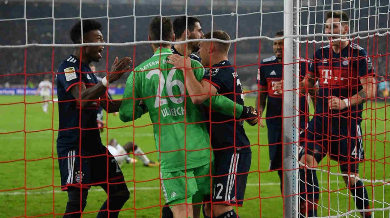 Acción del partido entre Bayern y  Stuttgart. 