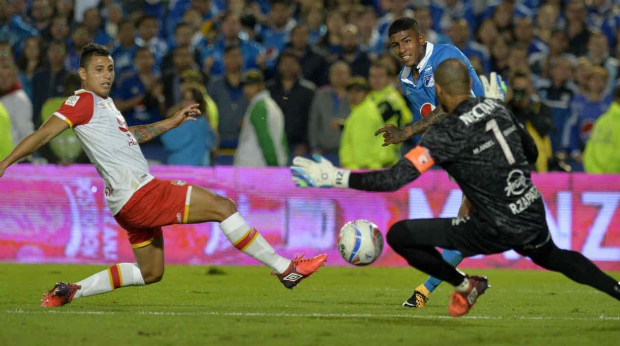 Acción del partido entre Santa y Millonarios. 