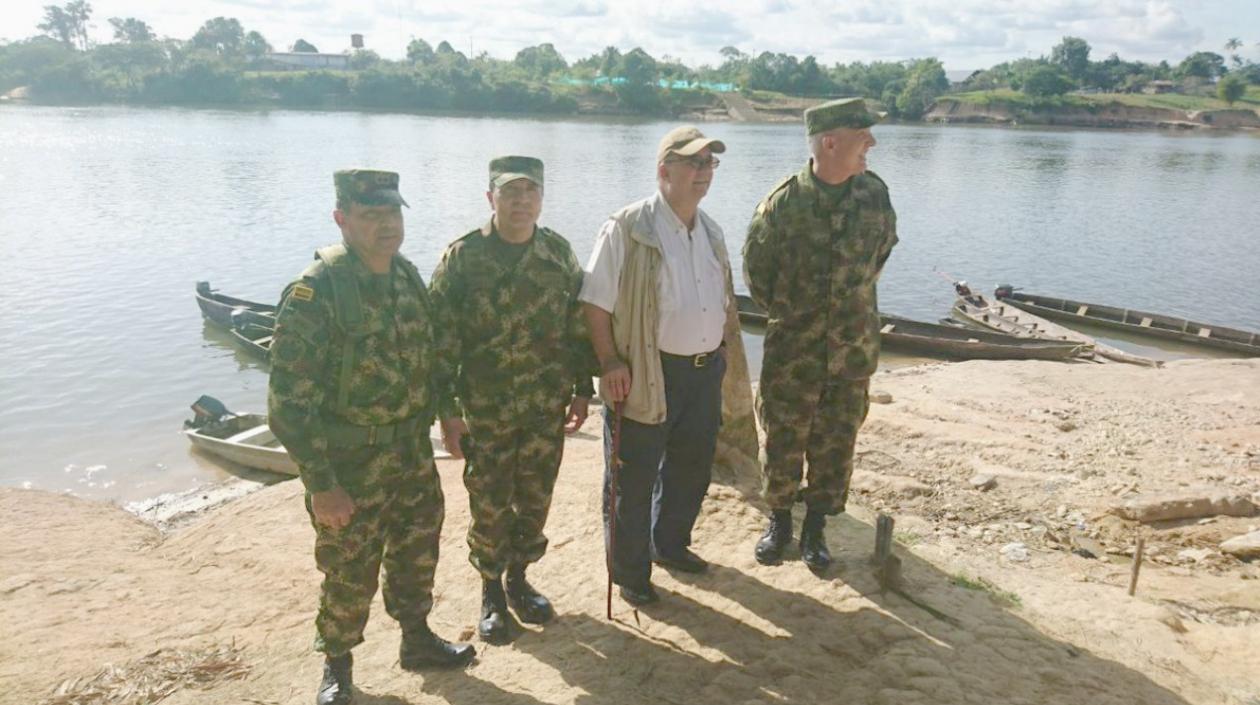 Ministro Luis Carlos Villegas durante su visita a Mitú