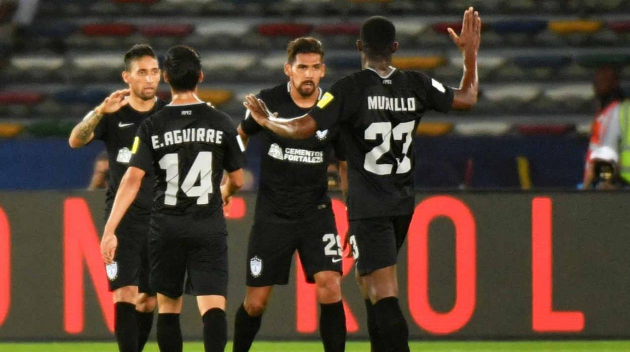 Jugadores del Pachuca celebran tras una anotación. 