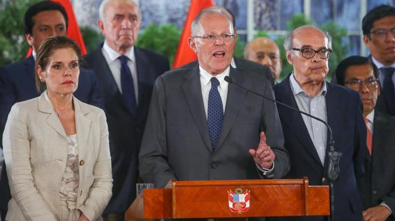 El presidente de Perú, Pedro Pablo Kuczynski, mientras habla acompañado de la primera ministra, Mercedes Araoz (i), y el canciller, Ricardo Luna (2d), durante un mensaje a la nación. 