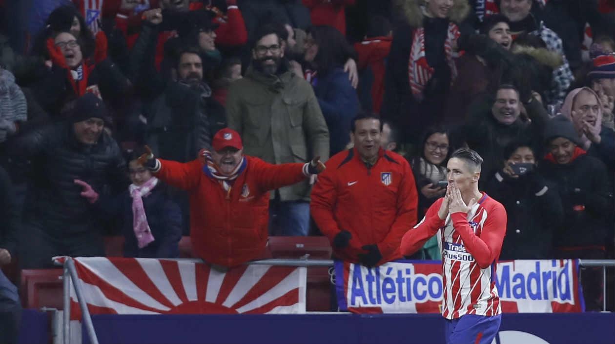 Fernando Torres, delantero del Atlético de Madrid, celebra el gol. 