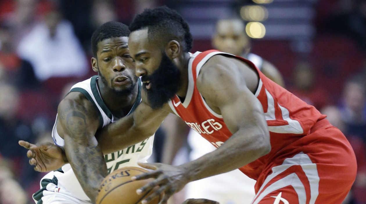James Harden en acción ante los Bucks. 