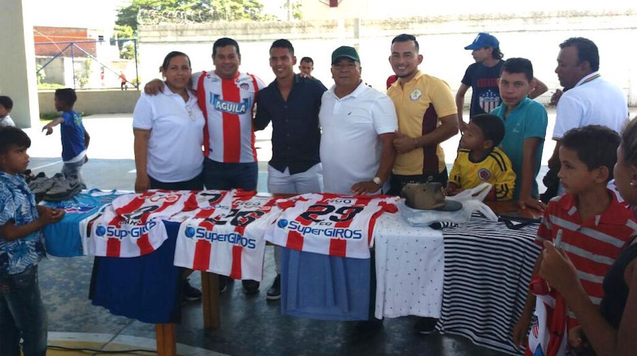 El defensa juniorista Germán Gutiérrez y el Alcalde Efrain Bello, presidiendo la subasta.