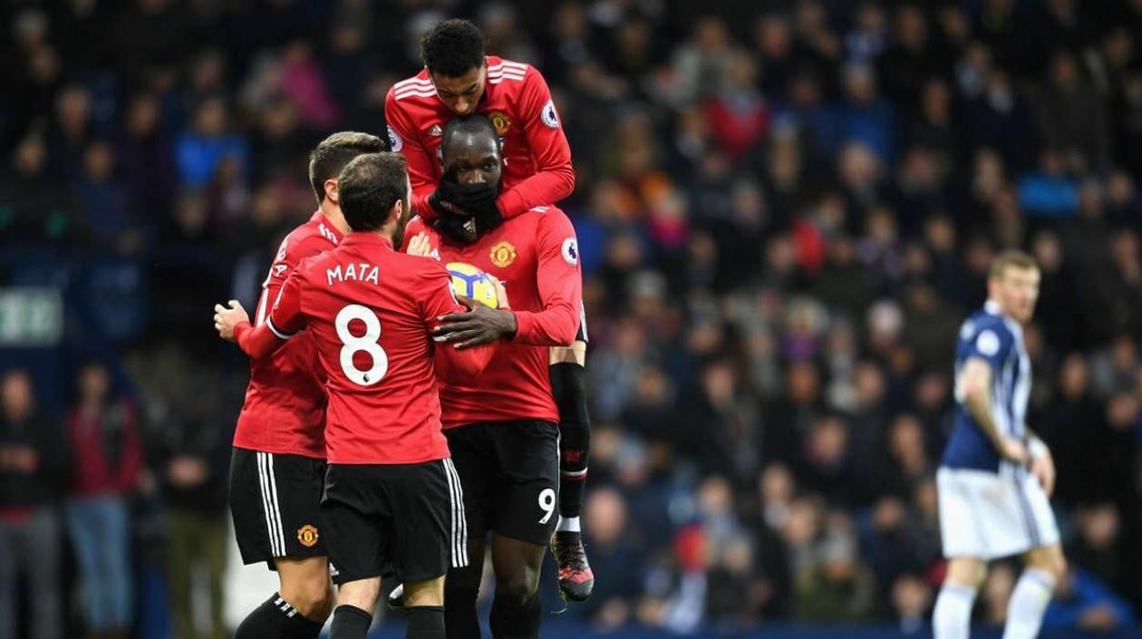 Romelu Lukaku festeja el tanto con sus compañeros. 