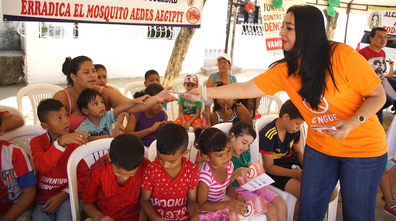 La Gerente del HMI Claudia Arena, distribuyendo los folletos.