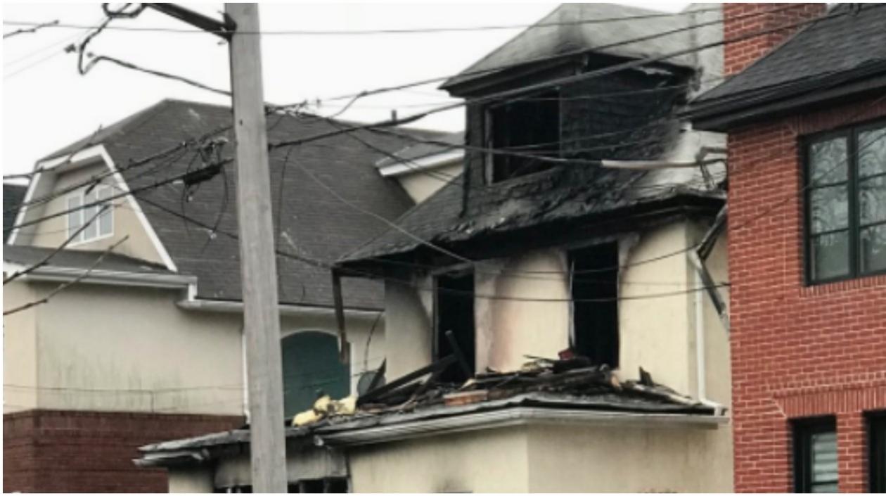 Casa incendiada donde murieron 4 personas en Brooklyn.