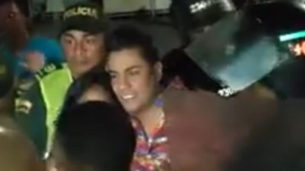 Momento de la salida de Churo Díaz de la tarima en Rioacha.