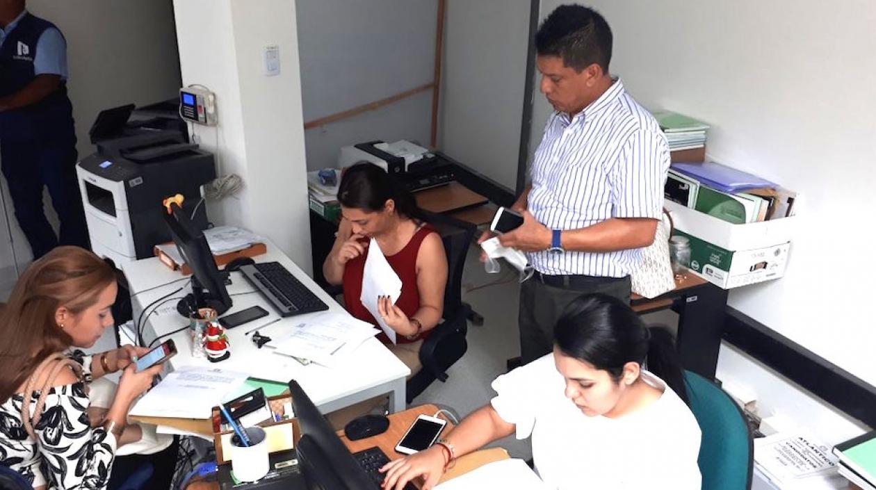 Marbel Pizarro, coordinadora electoral del Atlántico y el delegado William Malpica, atendiendo las modificaciones.