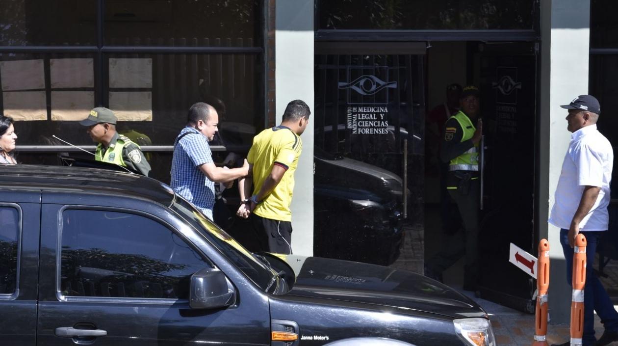 Levith Rúa ingresando a las instalaciones de Medicina Legal.