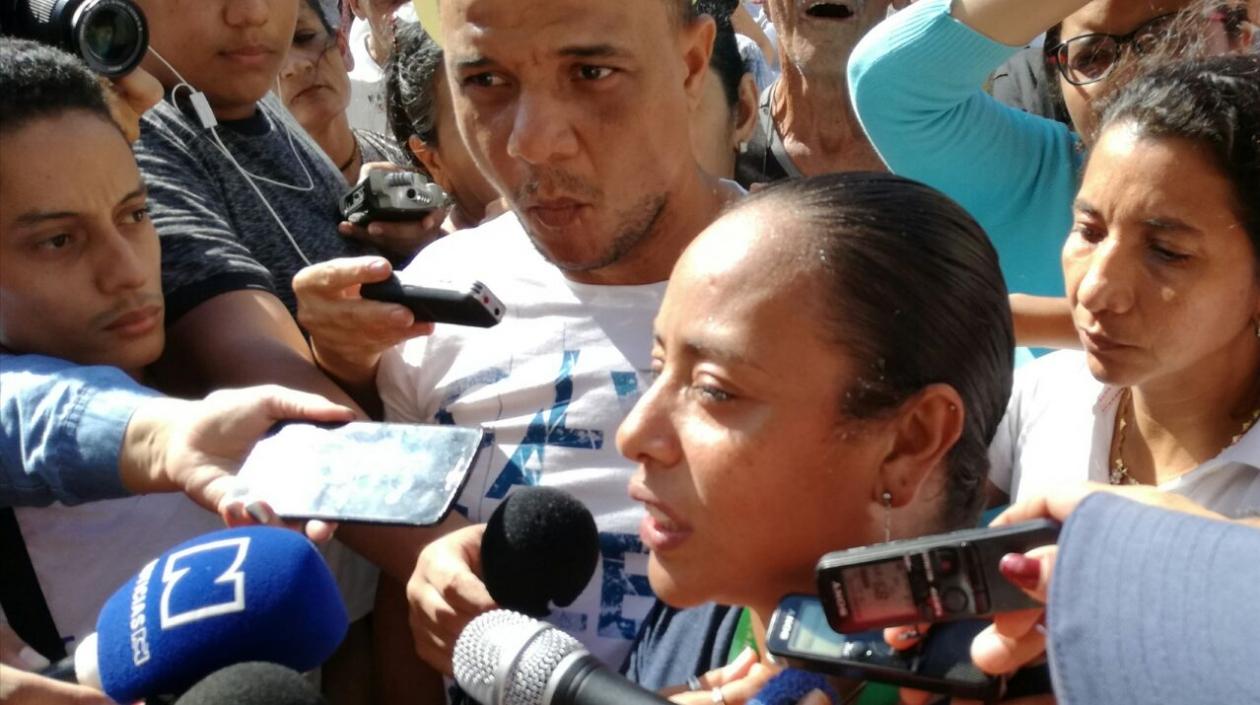 Luz Divina Cabarcas al lado de Harold Romero, padres de Gabriela.