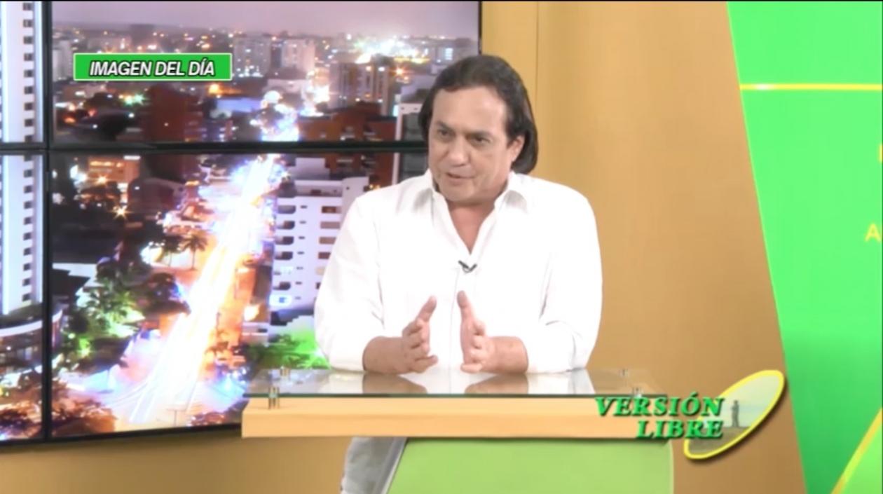 El periodista José Gómez Daza, presentando Versión Libre.